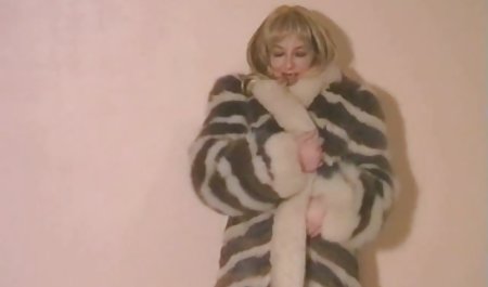 Üppige Brünette schluckt ihr enges easy porno Höschen