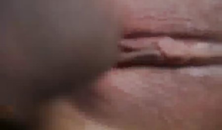 Sexy Blondine spielt porno leg zu Hause und auf Erotik-Set