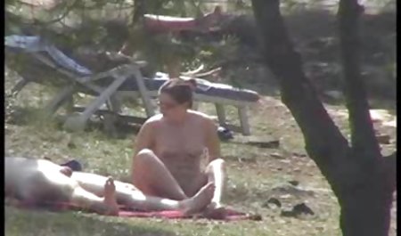 - Sexy Babe cannibal saugt einen riesigen Schwanz