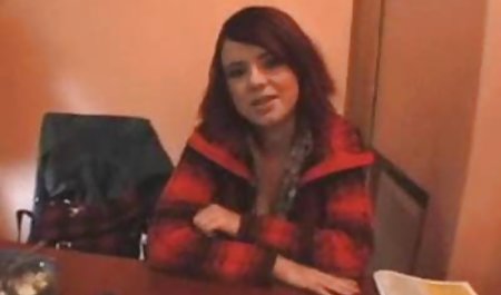 Melanie Hicks ramon nomar kniet und gibt den Kopf