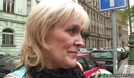 Massageräume Brünette mit großen natürlichen 50's porno Titten hat einen intensiven Orgasmus